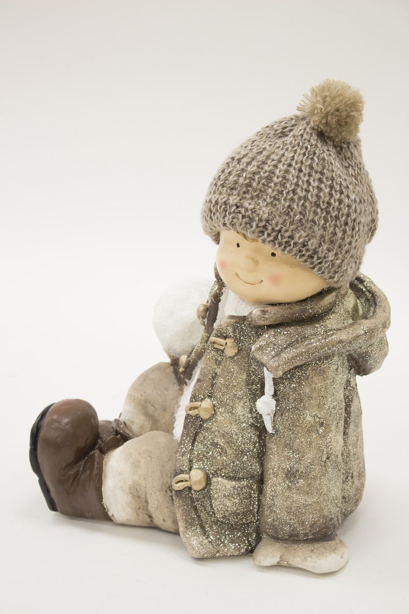 Figurka zimního dítěte- sedící kluk se sněhovou koulí, 39 cm