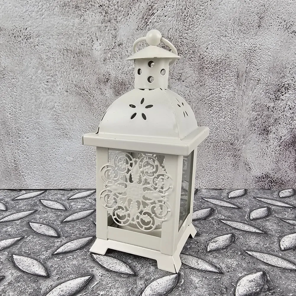 Malá plechová lucerna v bílé barvě- krajka, 14 cm