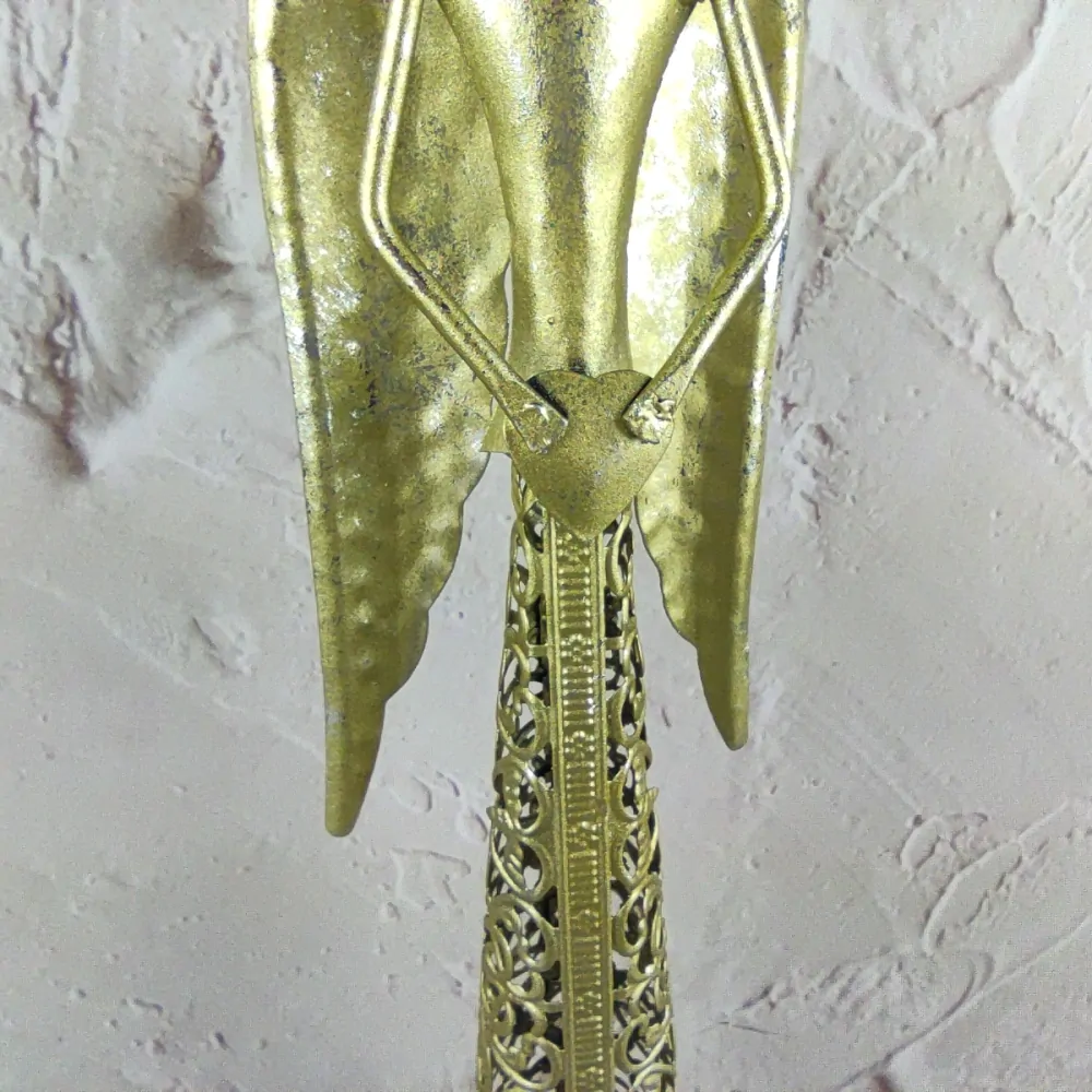 Plechový anděl se srdcem dole- zlatý s patinou, 39 cm