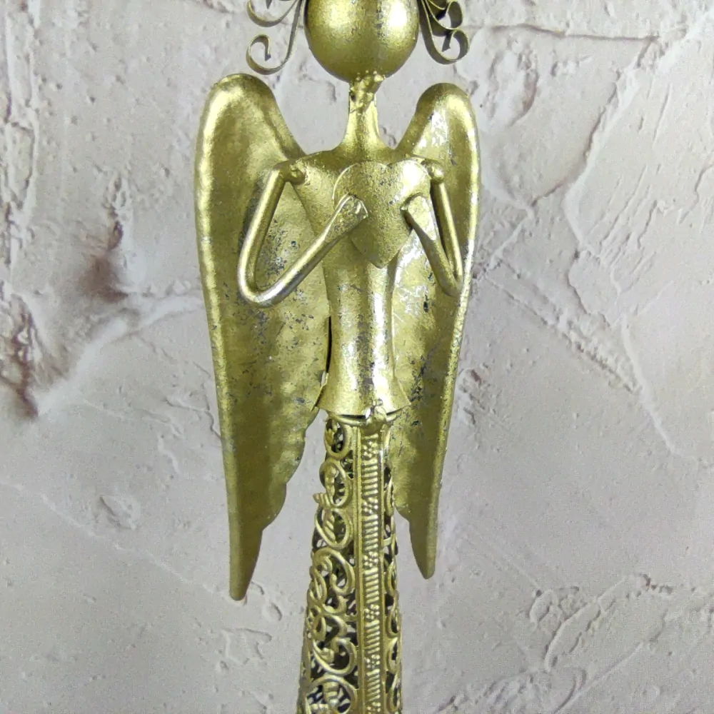 Plechový anděl se srdcem nahoře- zlatý s patinou, 39 cm
