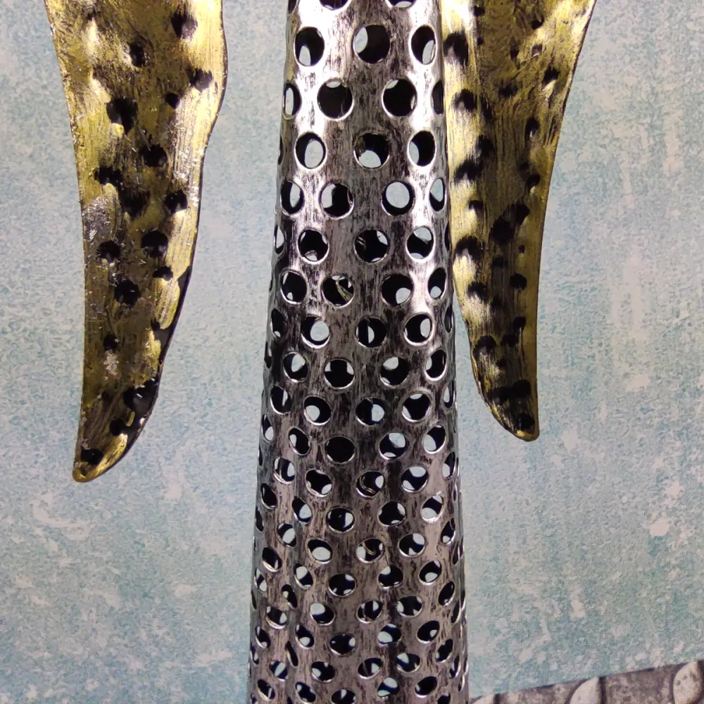 Kovový anděl stříbrný se zlatými křídly- se srdcem nahoře, LED, 41 cm
