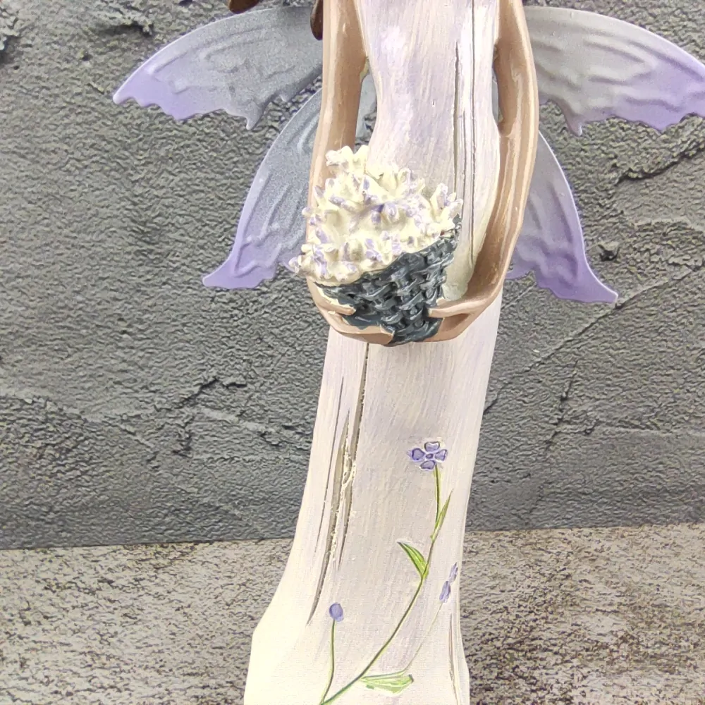 Fialková víla s plechovými křídly držící košík s květinami- 21 cm