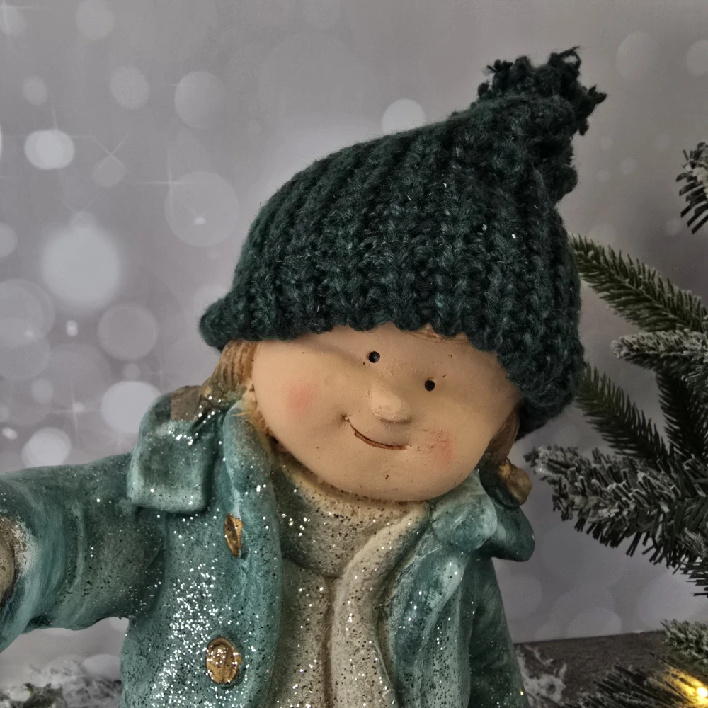 Vánoční figurka dítěte- holka v zeleném kabátku s lucernou- 38 cm
