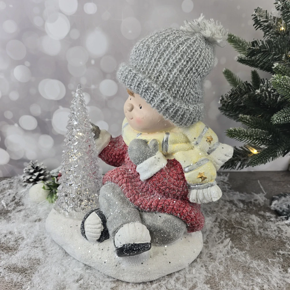 Figurka sedícího zimního chlapečka s LED svítícím stromečkem- 37 cm