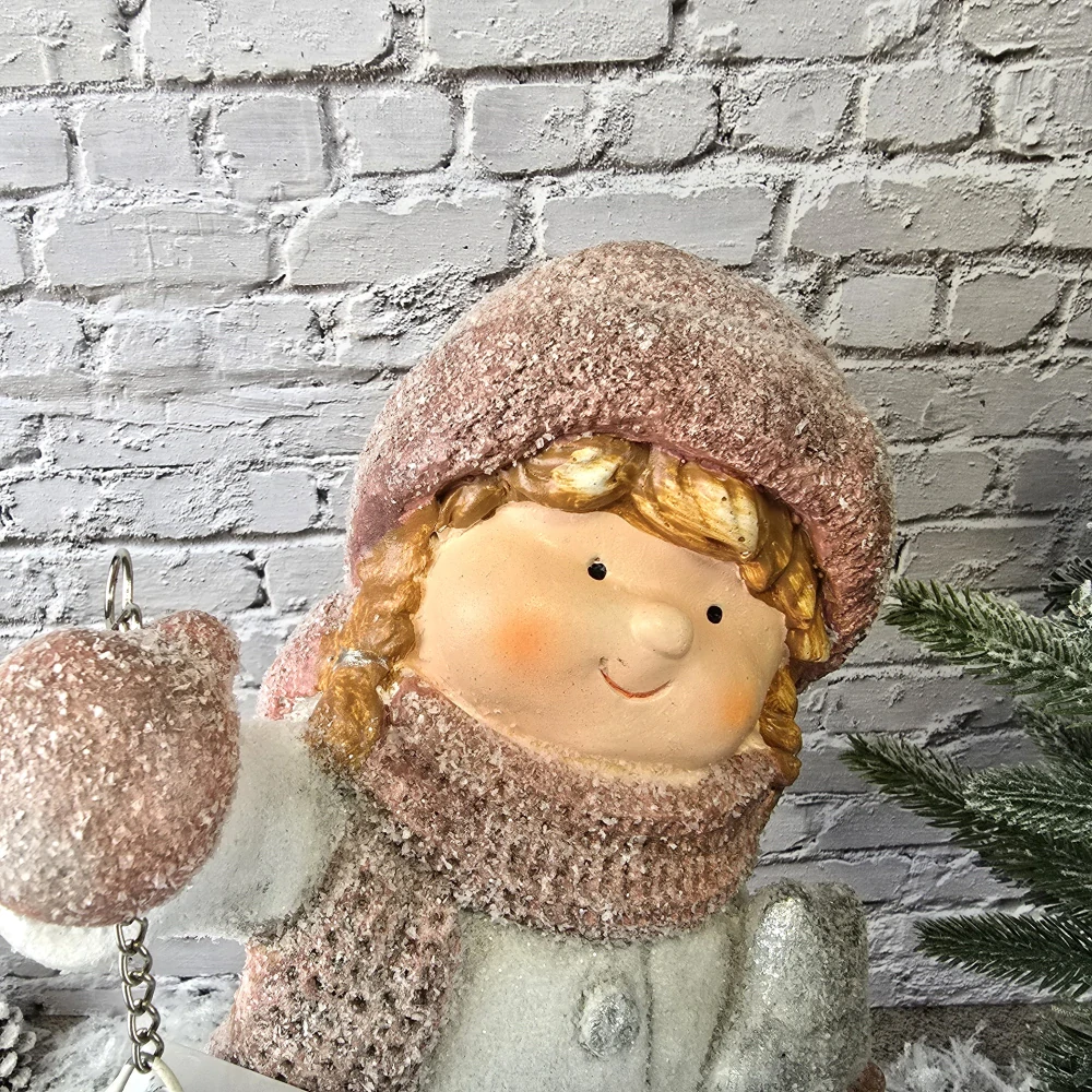 Zimní figurka dítěte- holka v bílém kabátku s lucernou- 38 cm II. JAKOST