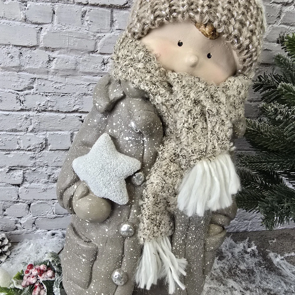 Vánoční figurka- zimní kluk v hnědém kabátku držící hvězdu- 45 cm II. JAKOST