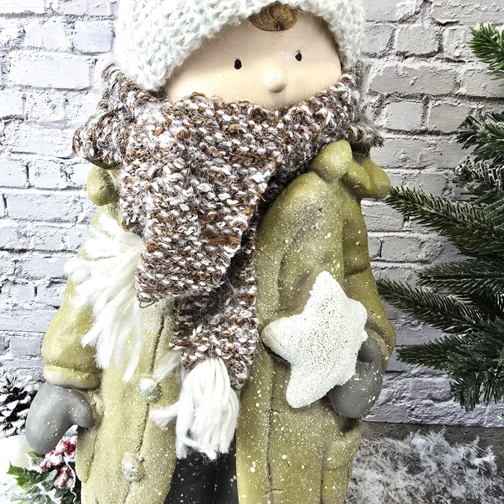 Vánoční figurka- zimní holka v zeleném kabátku držící hvězdu- 45 cm II. JAKOST