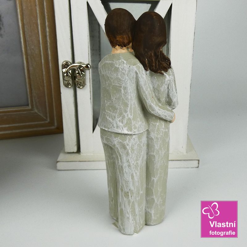 Figurka zamilovaný pár- žena držící květiny 14 cm