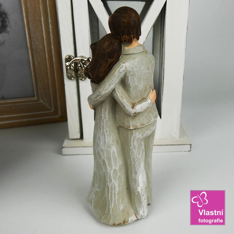 Figurka zamilovaný pár- objetí 14 cm