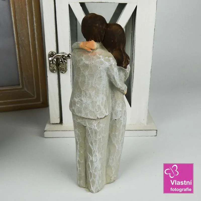 Figurka zamilovaný pár- muž objímající ženu 14 cm