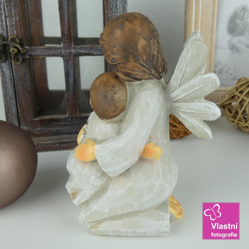Figurka- klečící andílek s děťátkem 12 cm