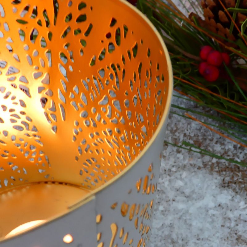 Moderní kovový svícen, válec- bílý se zlatým vnitřkem, 20 cm