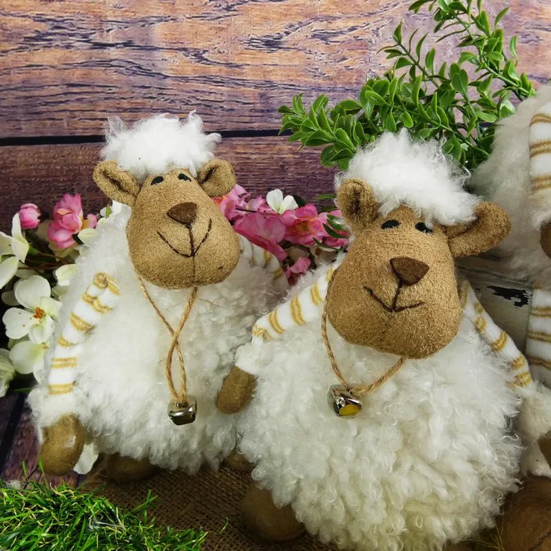 Jarní plyšová dekorace- ovečka s rolničkou, 20 cm