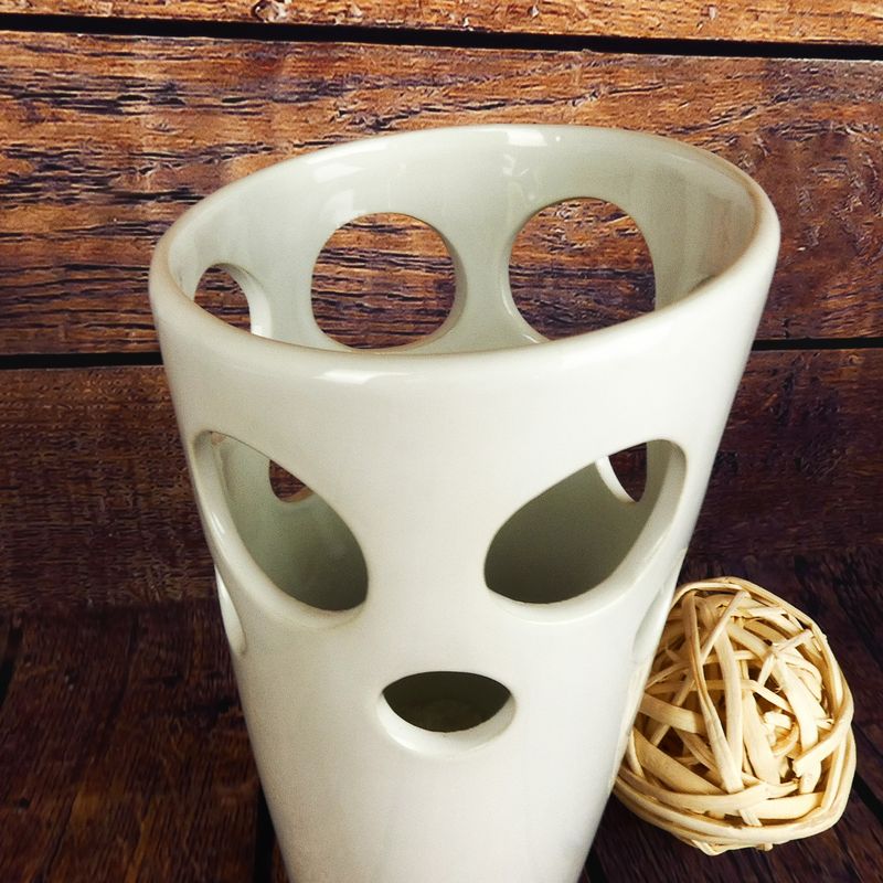 Bílá porcelánová váza s kruhovými výřezy- 29 cm