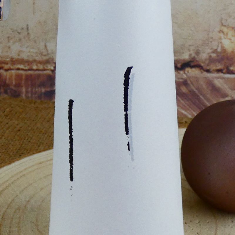 Bílý plechový anděl se stříbrnými křídly, se srdcem nahoře- 30 cm