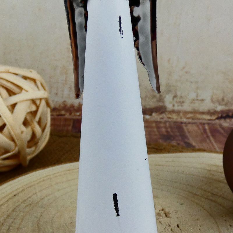 Bílý plechový anděl se stříbrnými křídly, se srdcem nahoře- 16 cm