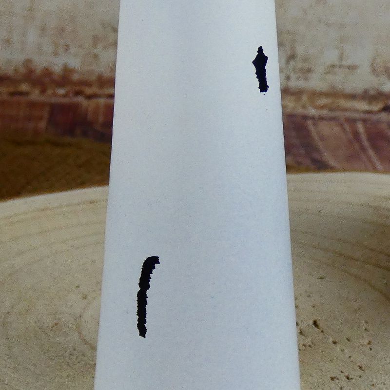 Bílý plechový anděl se stříbrnými křídly, se srdcem dole- 16 cm