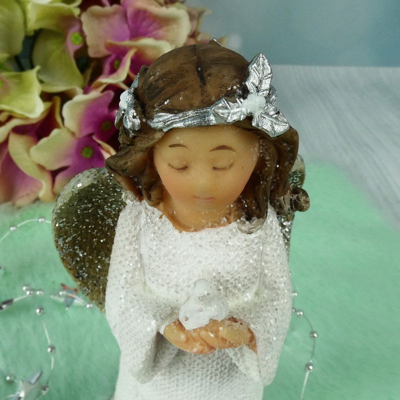 Andílek s věnečkem držící holubičku- figurka 14 cm