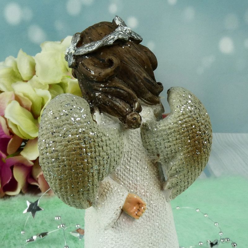 Andílek s věnečkem držící růžičku- figurka 14 cm