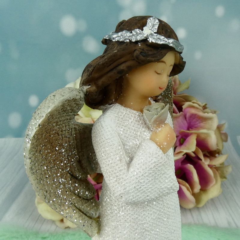 Andílek s věnečkem držící růžičku- figurka 19 cm