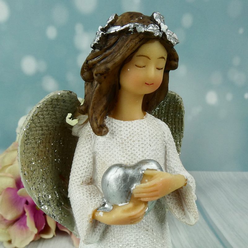 Anděl s věnečkem držící srdíčko- figurka 19 cm