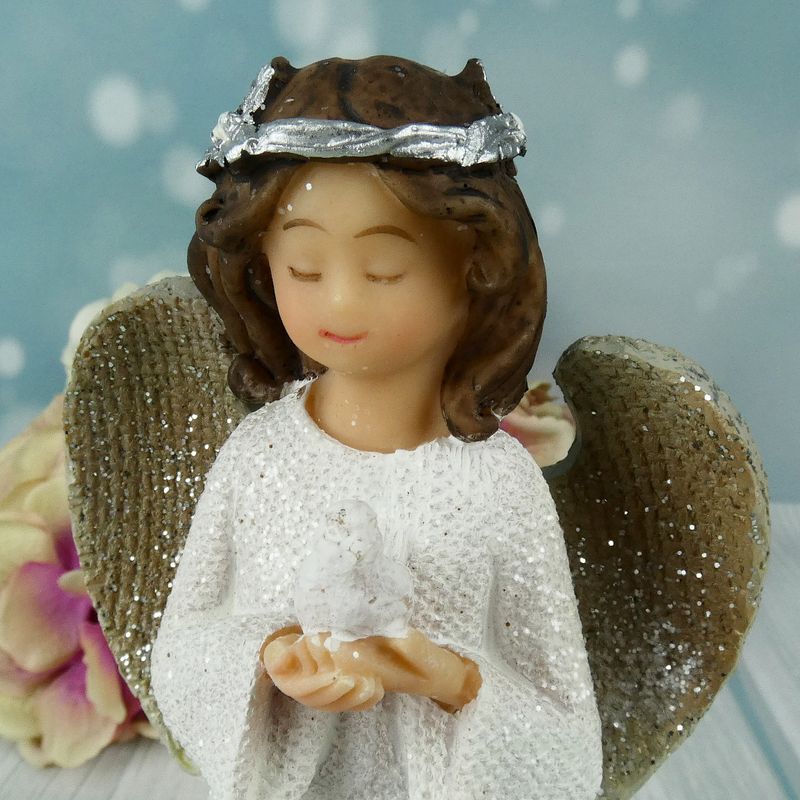 Anděl s věnečkem držící holubičku- figurka 19 cm
