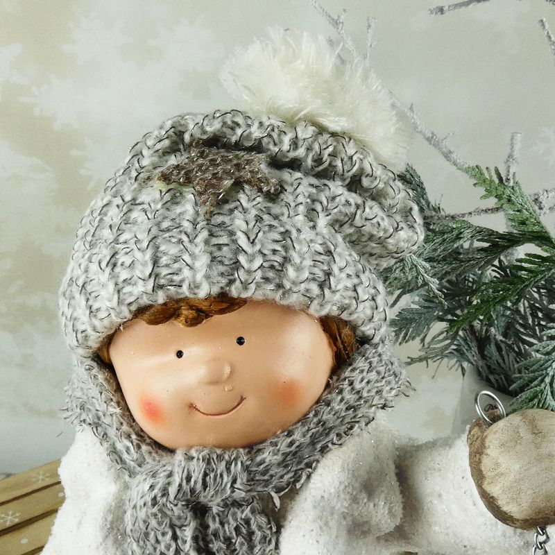 Vánoční figurka dítěte- velká holka v bílém zasněženém kabátku s lucernou, 42 cm