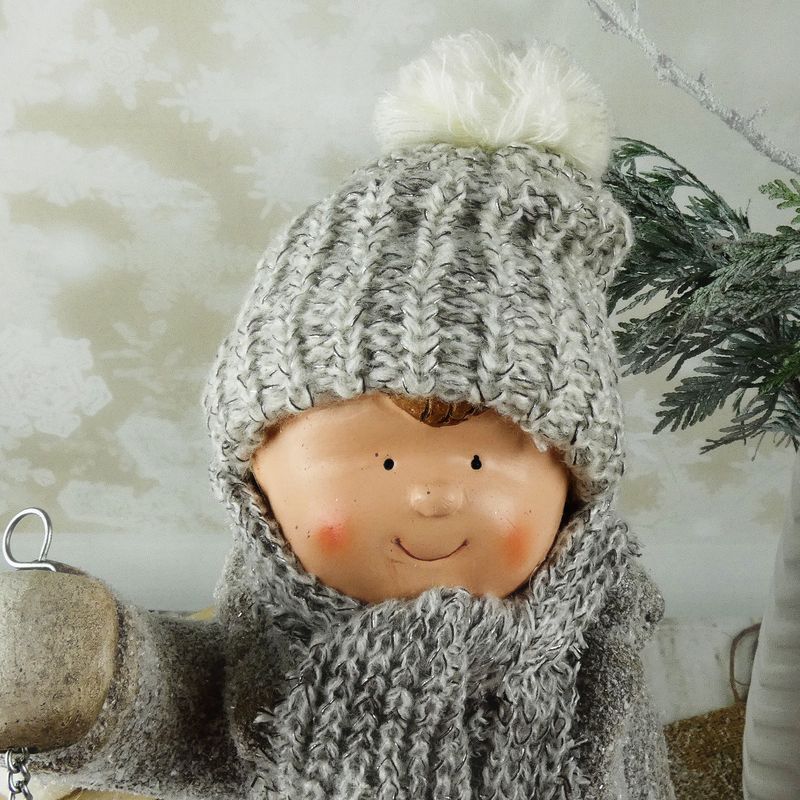 Vánoční figurka dítěte- velký kluk v hnědém zasněženém kabátku s lucernou, 42 cm