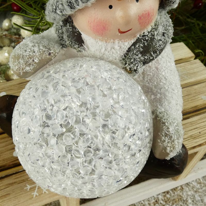 Dekorační postavička zimního dítěte- sedící kluk s LED koulí, 12 cm