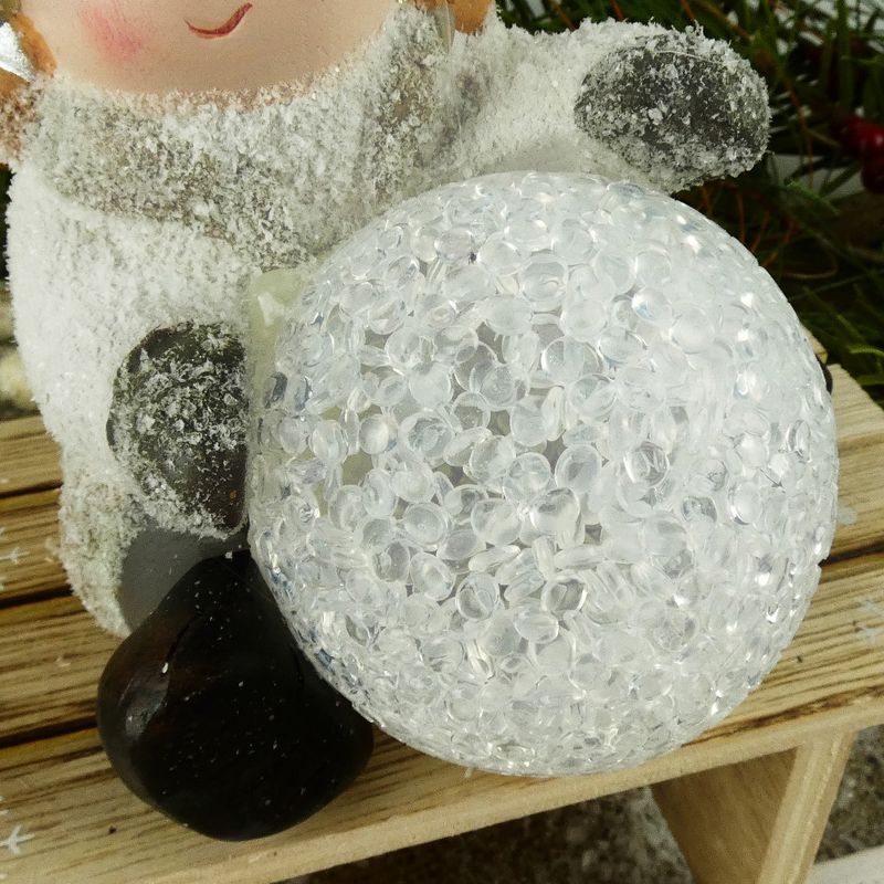 Dekorační postavička zimního dítěte- sedící holka s LED koulí, 12 cm
