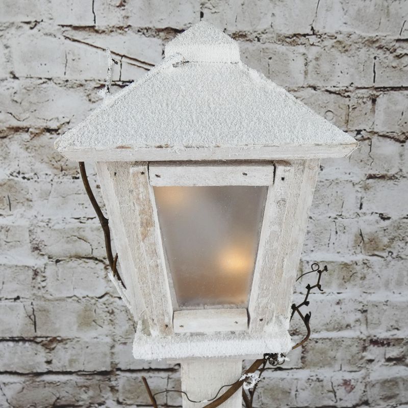 Zimní dekorace- bílá dřevěná pouliční lampa s LED osvětlením, 60 cm