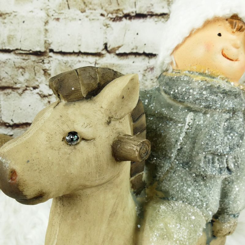 Zimní figurka- chlapeček na houpacím koni, 23 cm
