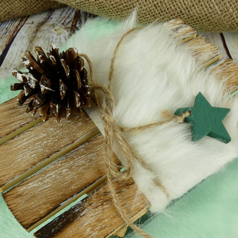 Dekorativní dřevěné sáňky s kožešinkou- 24 cm