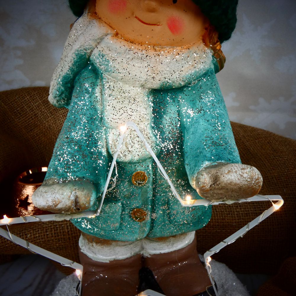 Zimní figurka dítěte- holčička v zeleném kabátku s LED hvězdou, 39 cm