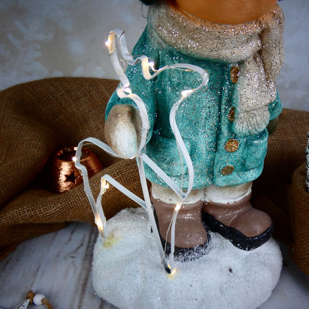 Zimní figurka dítěte- chlapeček v zeleném kabátku s LED sobem, 39 cm