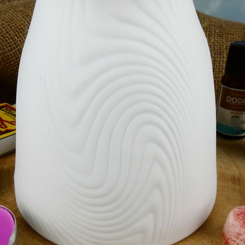 Bílá porcelánová aromalampa s matnou glazurou a vroubkovaným povrchem- 12 cm