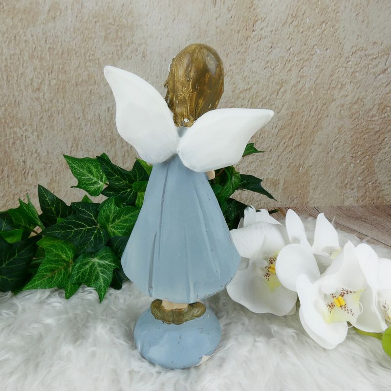 Víla v modrých šatech držící motýlka- 20 cm