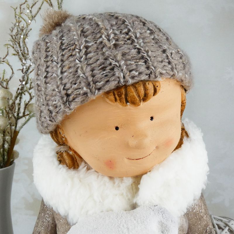 Vánoční figurka dítěte- velká holka v hnědém třpytivém kabátku s medvědem, 42 cm II. JAKOST