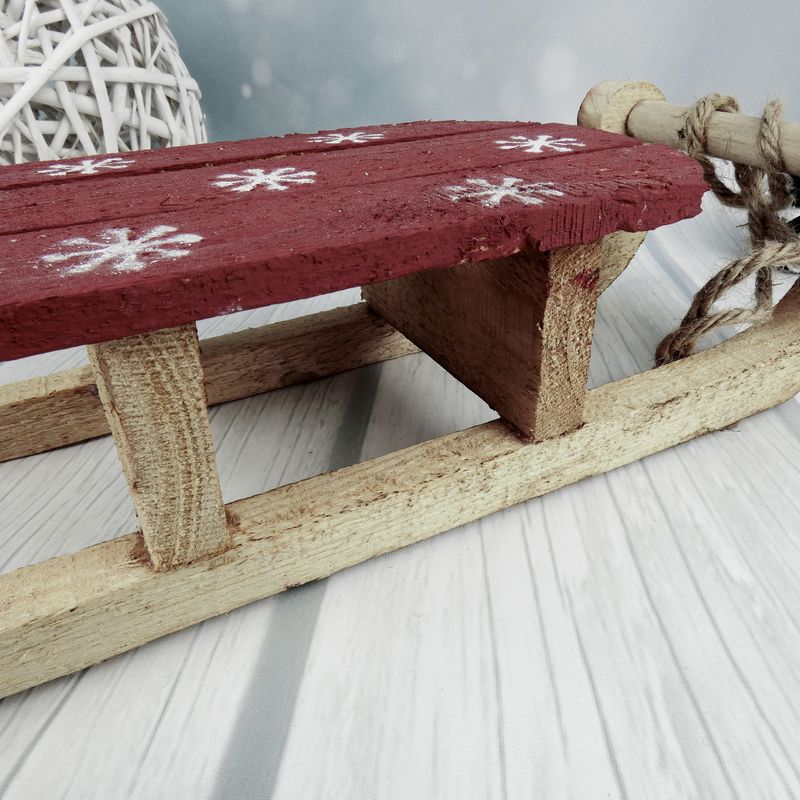 Dřevěné dekorační sáňky s potiskem vloček- délka 30 cm