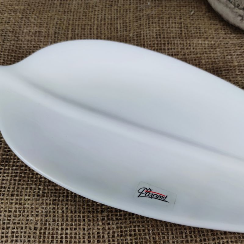 Dekorační porcelánový tácek v bílé barvě- list, 35 cm