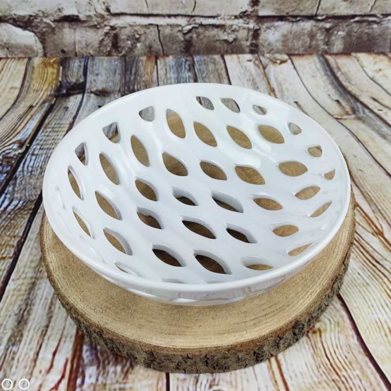 Bílá porcelánová miska s výřezy- 22 cm