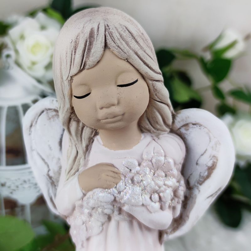 Béžový sádrový anděl Malgosia s květinami- 26 cm