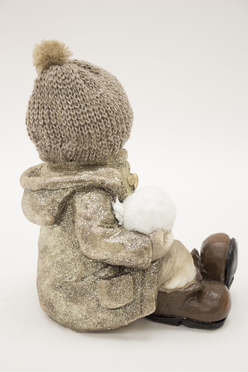 Figurka zimního dítěte- sedící kluk se sněhovou koulí, 39 cm