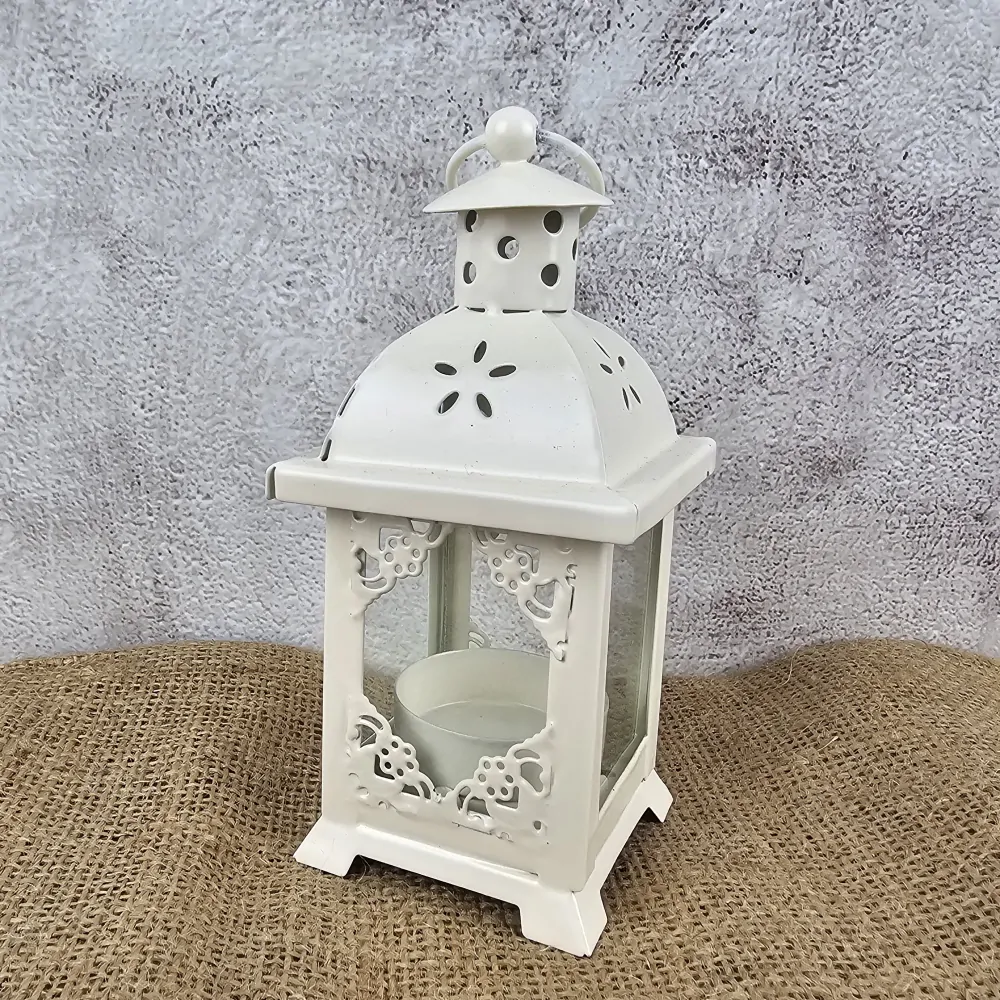 Malá plechová lucerna v bílé barvě- krajka v rozích, 14 cm