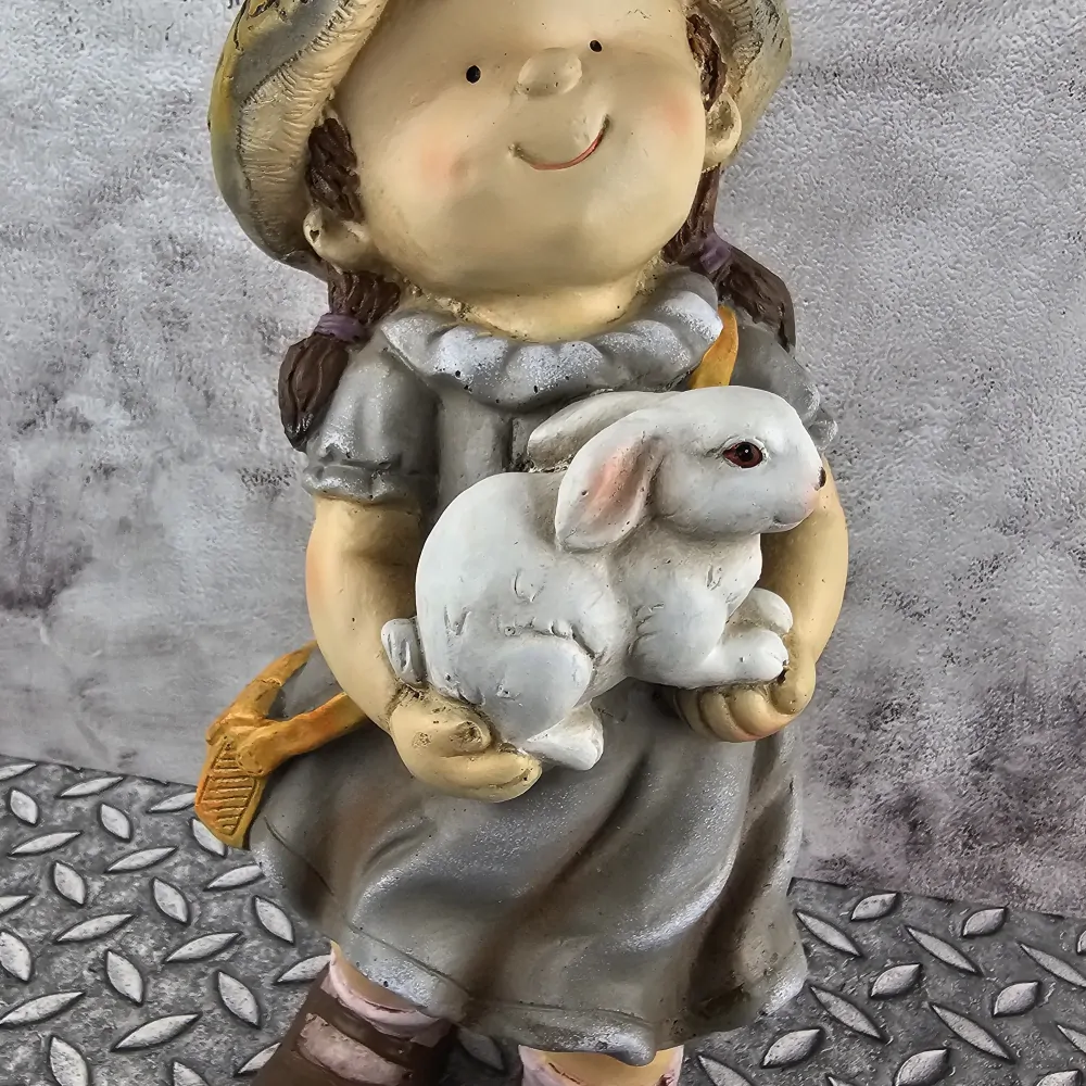 Figurka dítěte s houbovým kloboučkem držící králíčka- holka, 45 cm