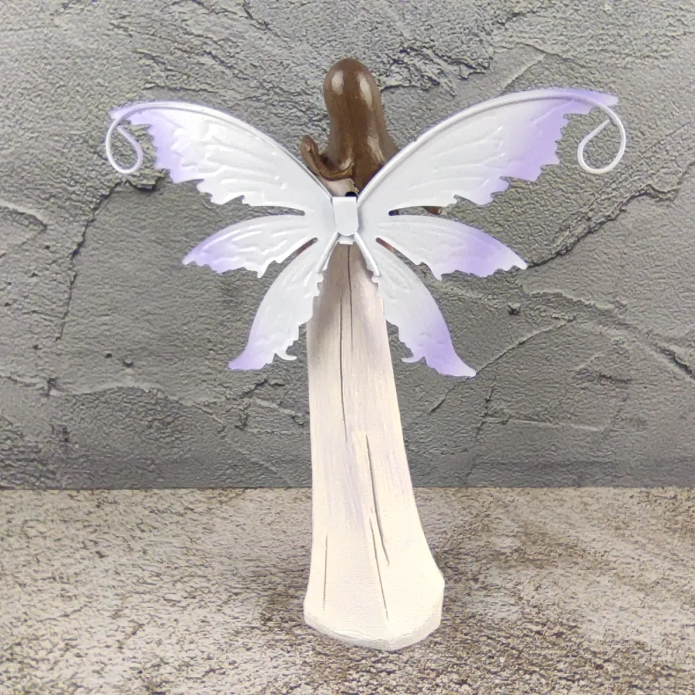 Fialková víla s plechovými křídly držící košík s květinami- 21 cm
