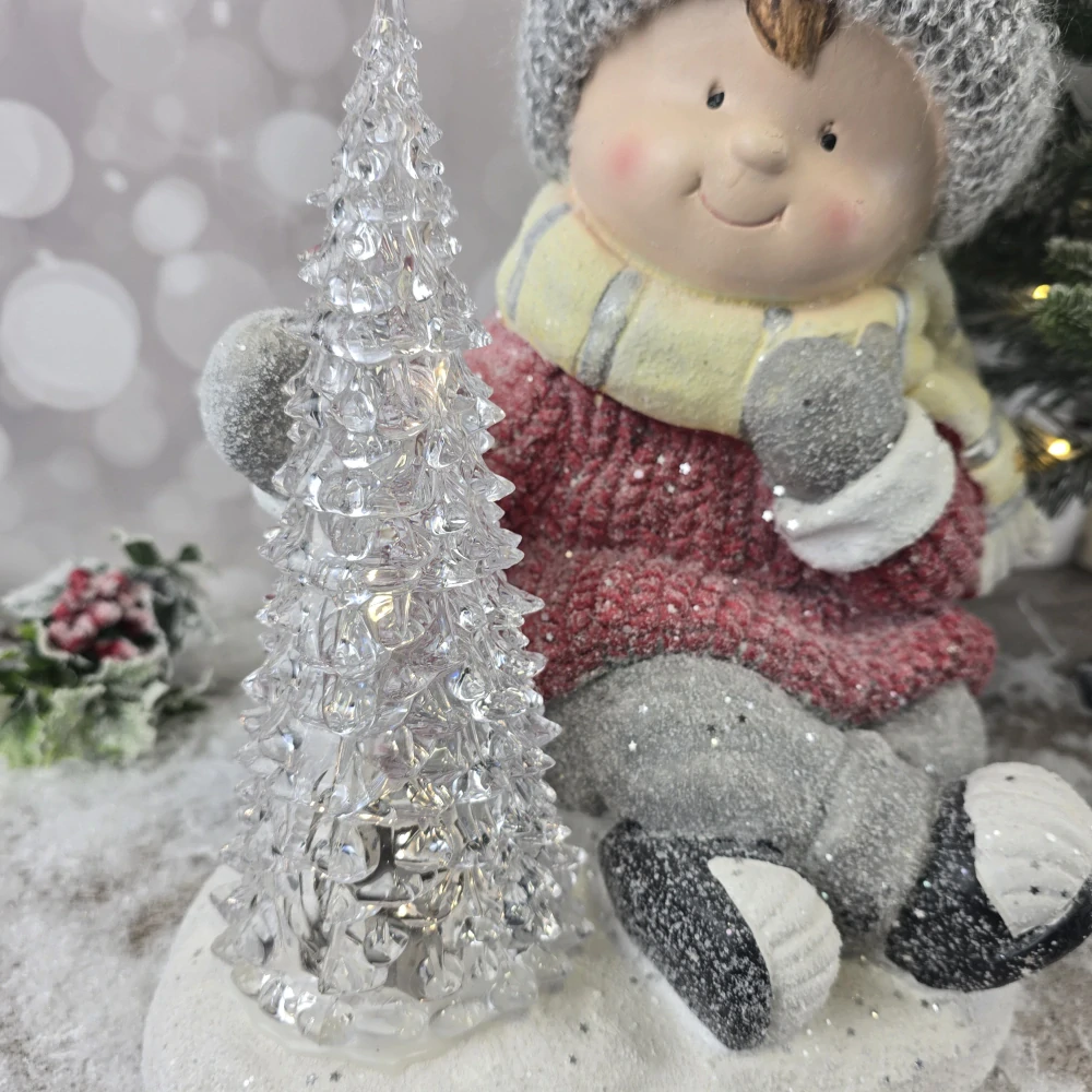 Figurka sedícího zimního chlapečka s LED svítícím stromečkem- 37 cm