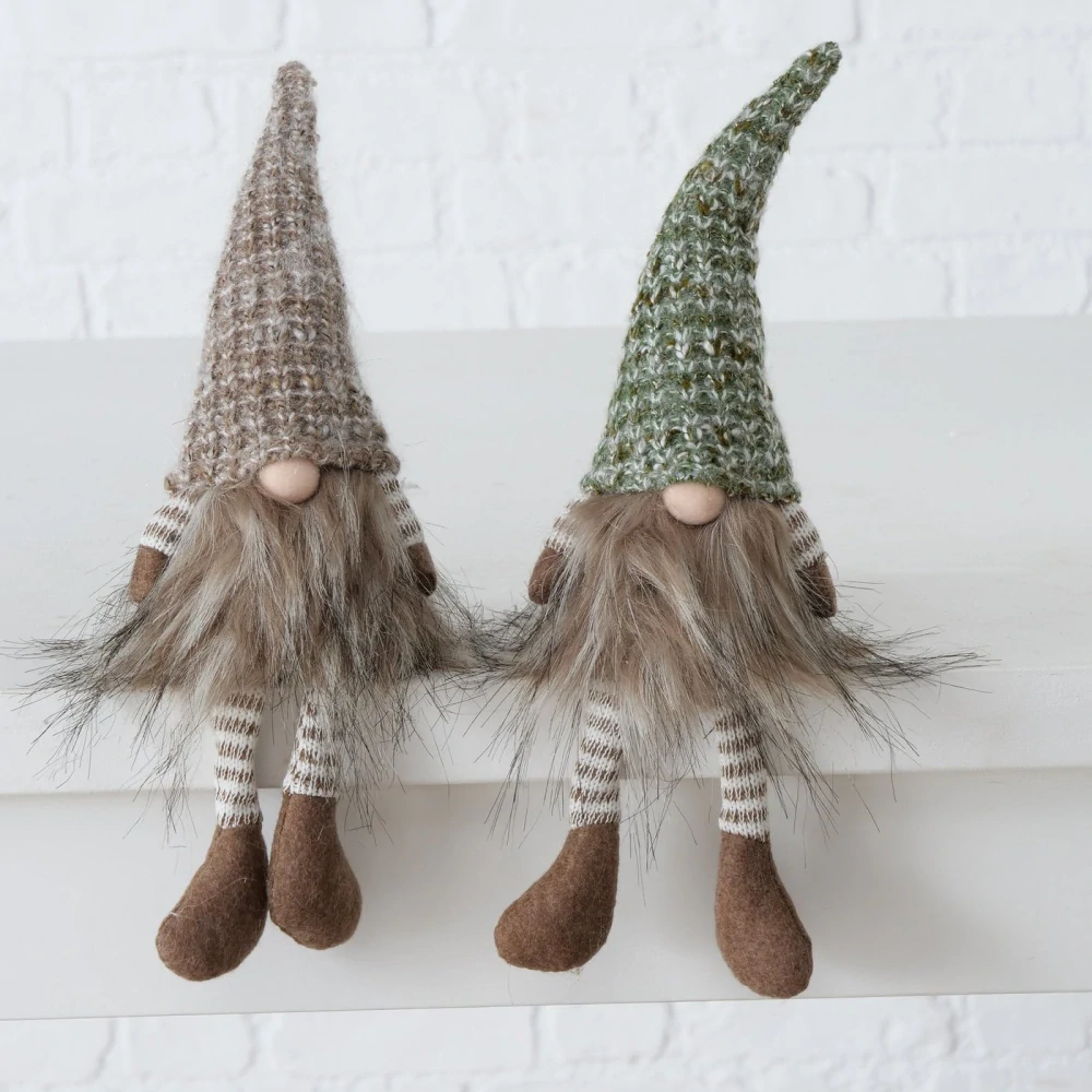 Zimní figurka- sedící skřítek v zelené čepici s dlouhýma nohama- 31 cm