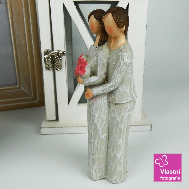 Figurka zamilovaný pár- žena držící květiny 14 cm