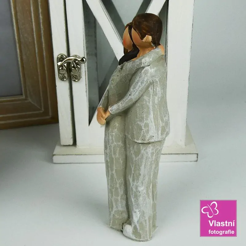 Figurka zamilovaný pár- muž objímající ženu 14 cm